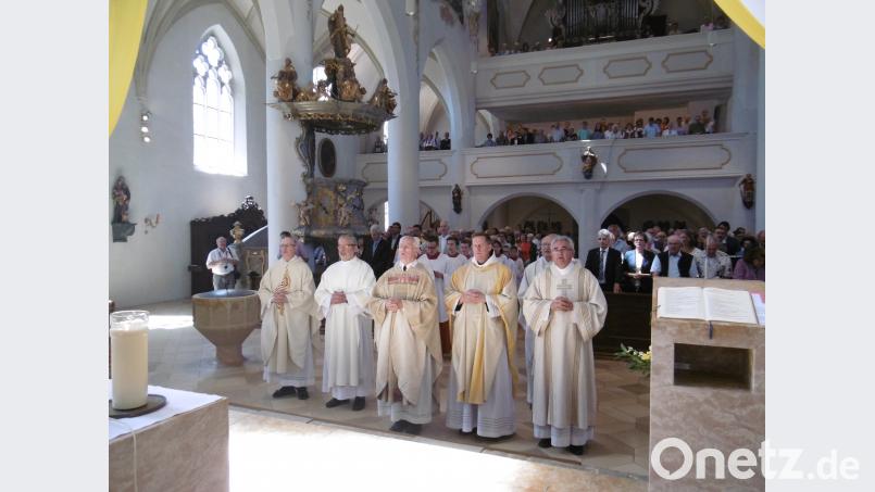 Die Konzelebranten mit den Diakonen freuen sich mit Pfarrer Hans Peter Heindl (vorne Mitte) über dessen Priesterjubiläum	Bild: mma MMA