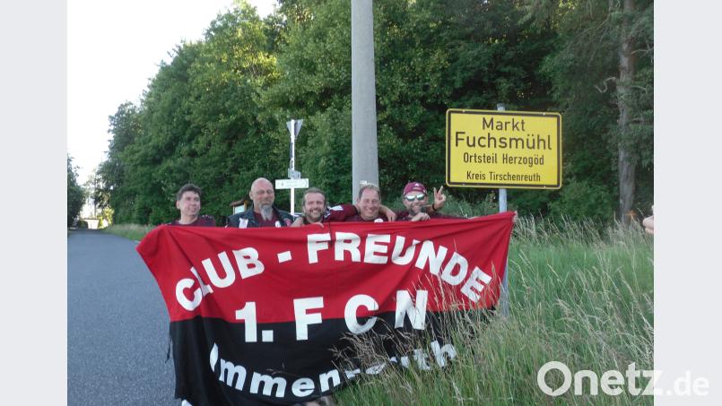 Am Ziel: Nach gut acht Stunden Marsch erreichen Roland Hautmann, Michael Münch, Timo Baumgart, Matthias Hösl und Roman Schmidt (von links) den Fuchsmühler Ortsteil Herzogöd. bkr