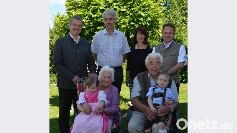 Heinrich Zelezny (vorne rechts) ist mit seinen 90 Jahren richtig lebensfroh und erfreut sich an vielen schönen Dingen. Die Urenkel Anna und Maximilian gratulierten ihrem Uropa ganz herzlich zum Ehrentag. Tochter Vera (hinten) schloss sich mit ihrem Lebenspartner den Glückwünschen von Bürgermeister Andreas Wutzlhofer (links) und Dekan Alexander Hösl (rechts) an. dob