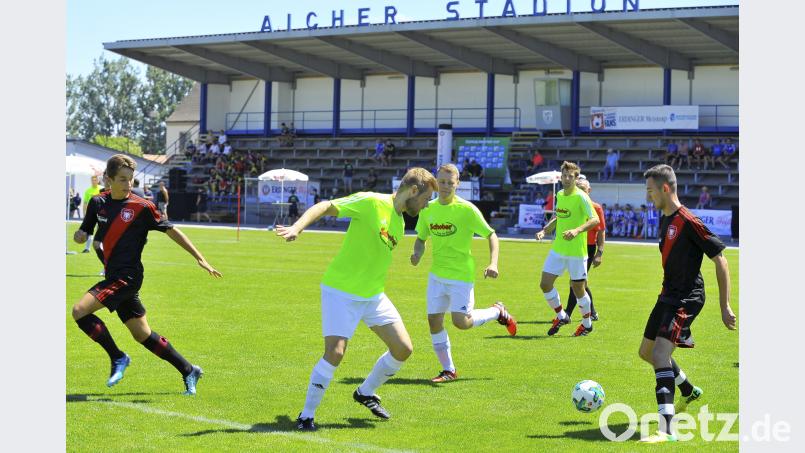 Erdinger Meistercup 2018 beim TUS Rosenberg

Saison: 2018/19

Szene aus dem Vorrundenspiel der Gruppe C:  FC Kosova Regensburg (außen) gegen den 1. FC Schlicht (0:0)

Bild: Ziegler Ziegler