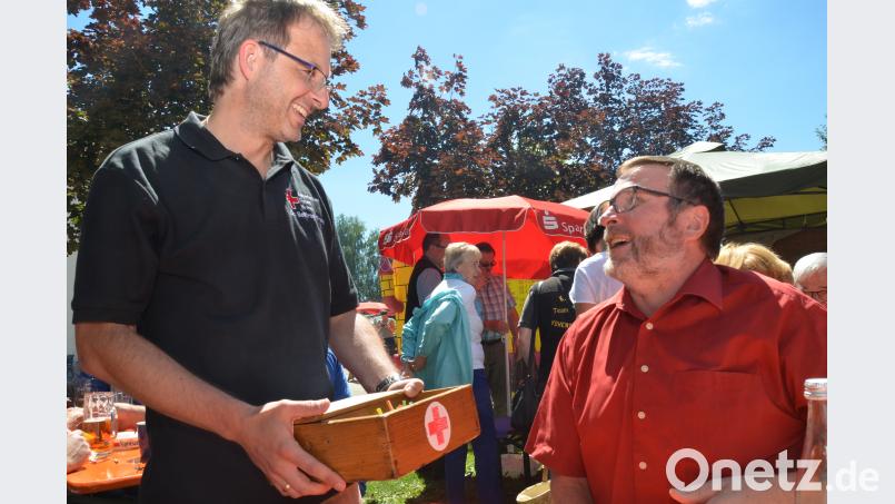 &quot;Jedes Los ein Gewinn.&quot; Auch Hans Ertl aus Waldau (rechts) versucht sein Glück und greift in die Loskiste von Franz Sollfrank. dob