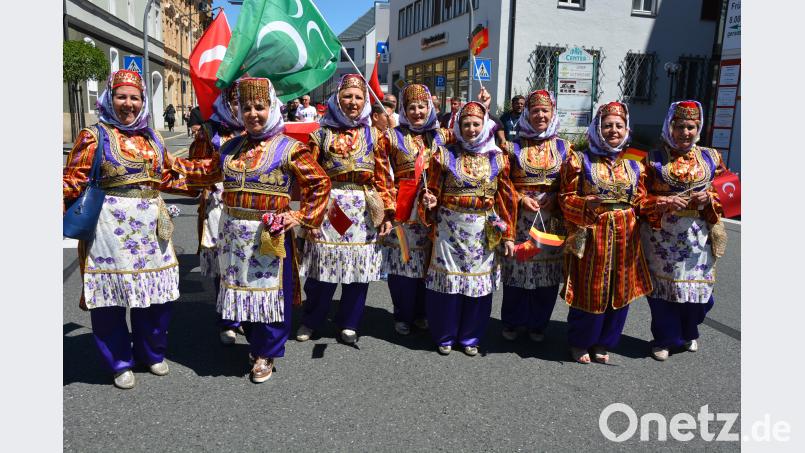 Die Vielfalt der türkischen Kultur war beim Festumzug zu bestaunen. Herrliche Trachten und Gewänder, eben Lebensfreude pur des türkischen Volkes. jr