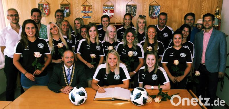 Eintrag ins Goldene Buch der Gemeinde Gebenbach: (vorne, von links) Bürgermeister Peter Dotzler mit den Spielführerinnen Miriam Schorner und Michaela Krauß. (gf)