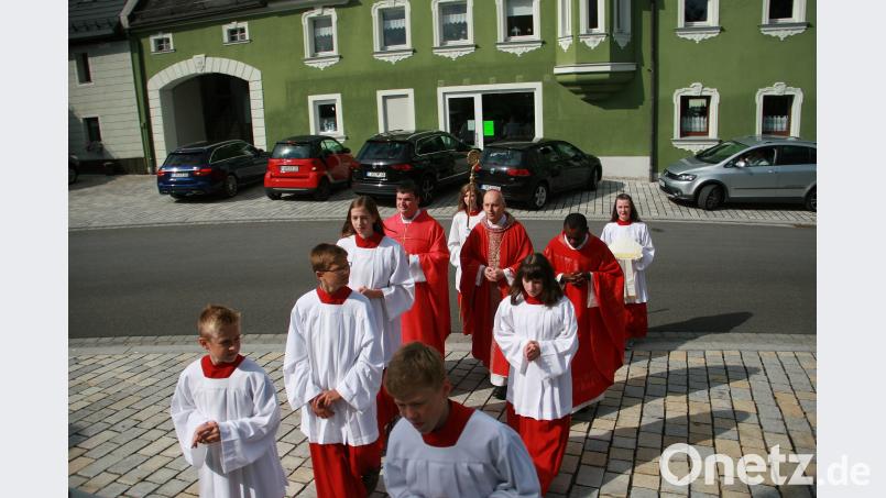 Als Gast begrüßte die kath. Pfarreiengemeinschaft Weihbischof Reinhard Pappenberger, der zusammen mit den beiden Pfarrern Maximilian Roeb und Franklin Mboma am Altar stand. wro