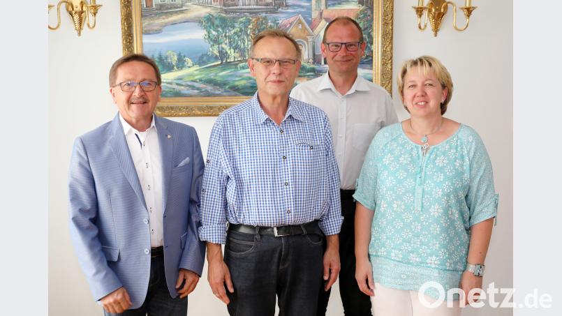Sein 25-jähriges Dienstjubiläum kann Alexander Donenko (zweiter von links) feiern. Mit auf dem Bild (von links) Bürgermeister Hans Donko, Amtsrat Hubert Wojtenek und Personalratsvorsitzende Petra Dietl. njn