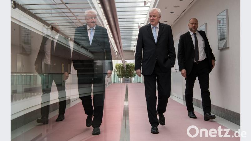 Horst Seehofer am Scheideweg. Peter Kneffel/dpa