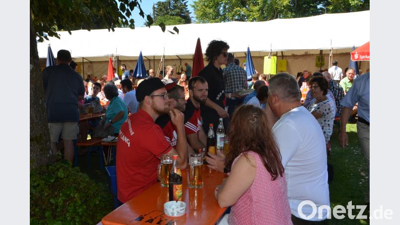 Viele Vereinsabordnungen machen einen Abstecher auf das Rotkreuzfest. dob