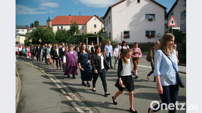 55 Firmlinge aus Wiesau und Falkenberg feierten vor wenigen Tagen das Fest der Firmung. Der Kirchenzug startete an der Pfarrer-Ferstl-Straße. wro