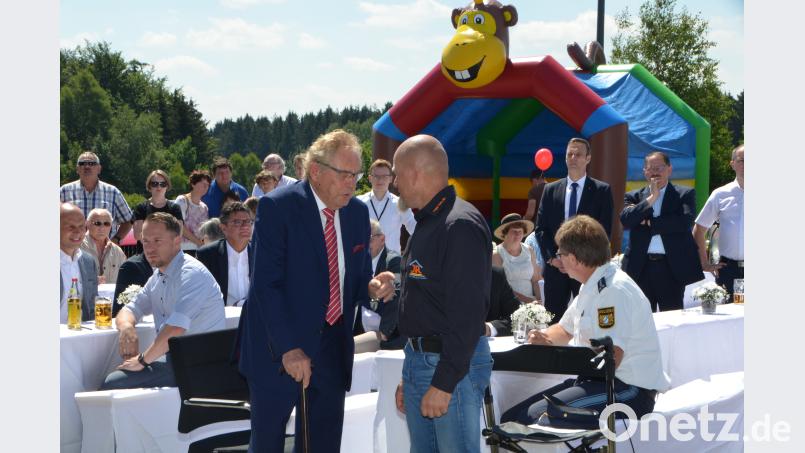 Zwei die sich sehr schätzen: Der 90-jährige Firmengründer Bruno Widmann (links) und Bauunternehmer Josef Reger (rechts), der für seine tüchtigen Mitarbeiter viel Lob bekommt. dob