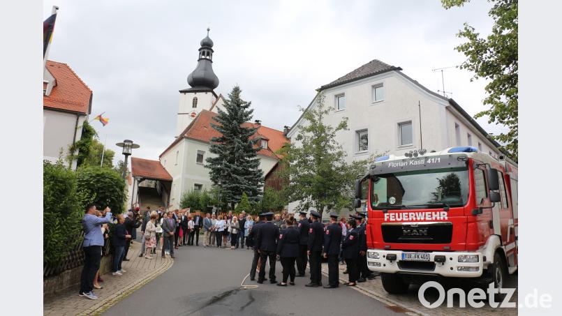 Die Feuerwehr Kastl kommt natürlich auch zur Hochzeit ihres Vorsitzenden und gibt dem frisch vermählten Paar eine gemeinsam zu meisternde Aufgabe, das Umspritzen eines Eimers mit der Kübelspritze. rpp