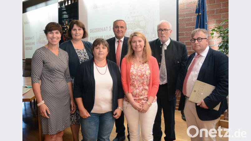 Auf dieses Führungsteam bauen OB Kurt Seggewiß (Mitte) und Dezernent Hermann Hubmann (Zweiter von rechts): Sabine Dippold (Leiterin Amt für Wirtschaftliche Hilfen und Geldleistungen), Sabine Frischholz (Abteilungsleiterin allgemeiner Sozialdienst), Evi Fink (Abteilungsleiterin besonderer Sozialdienst), Beatrix Stiegler (ebenfalls Amtsleiterin Wirtschaftliche Hilfen und Geldleistungen) sowie Wolfgang Hohlmeier als künftiger Dezernent.  	Bild: gsb Gabi Schönberger