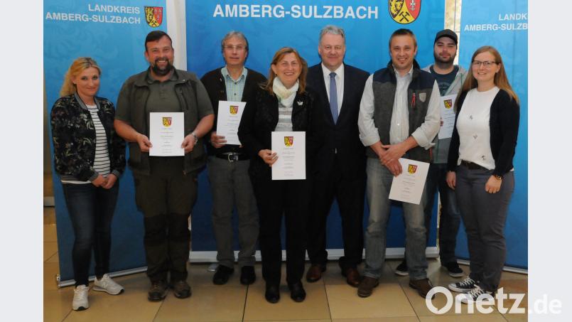 Lisa Schön, Christian Beichl, Reiner Thanner, Elisabeth Pirker, Landrat Richard Reisinger, Wolfgang Hirsch, Johannes Pirner und Judith Luber (von links). Christine Hollederer