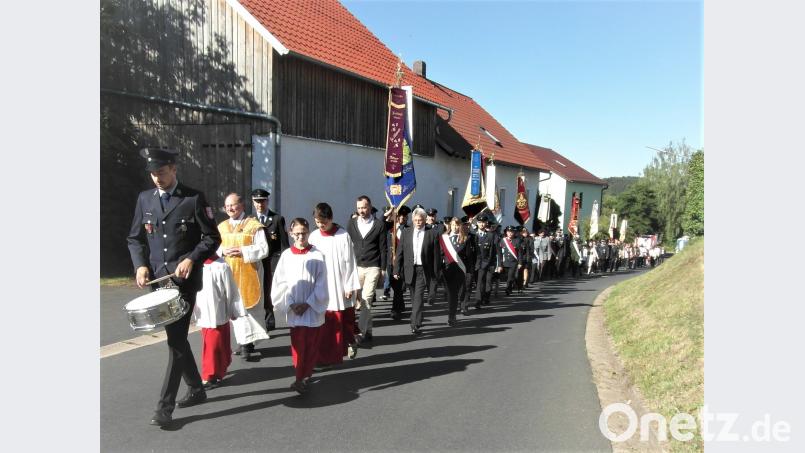 Vom Dorfplatz führt der Kirchenzug zum Gottesdienst an der Kapelle, den Pfarrer Heribert Stretz (Dritter von links) zelebriert. hl