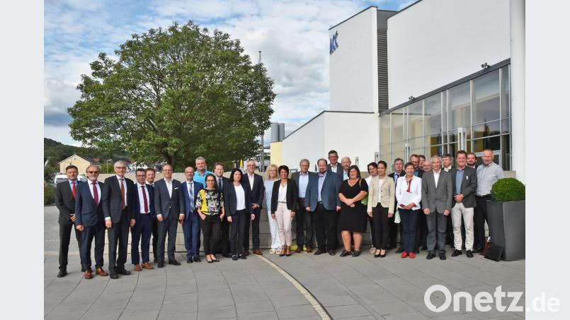 Gemeinsam für die Region: Die 35 Unternehmer des neu gewählten IHK-Gremiums Amberg-Sulzbach rund um Vorsitzenden Rolf Pfeiffer (Dritter von links) und IHK-Geschäftsstellenleiter Johann Schmalzl (Zweiter von links) vertreten in den kommenden fünf Jahren die Anliegen der regionalen Wirtschaft. Bayreuther