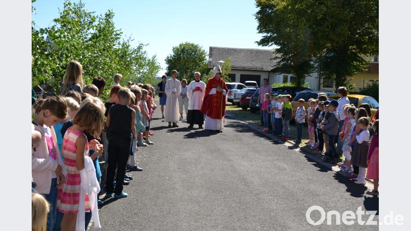 Die Kinder aus Grundschule und Kindergarten freuen sich über die Segnung durch Weihbischof Dr. Josef Graf. plym