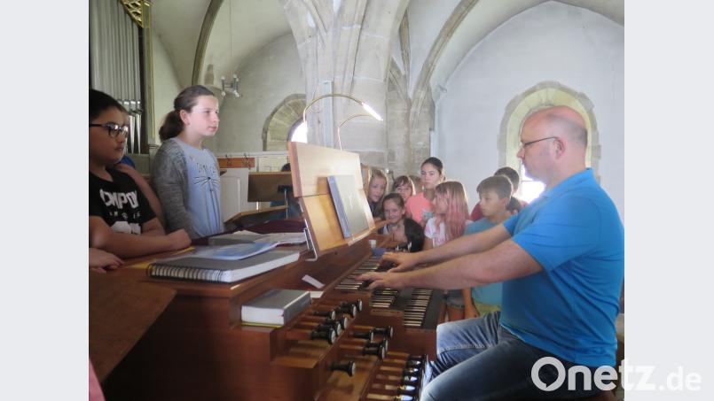 Beratungsrektor Walter Thurn zeigt den Fünftklässlern die 20 Jahre alte Sandtner Orgel auf der Empore der Stadtpfarrkirche. jzk