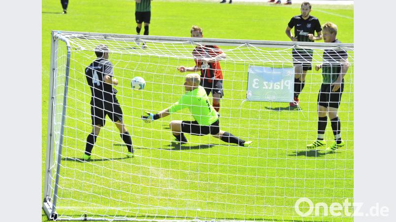 Eine Szene aus dem Vorrundenspiel der Gruppe A:  SSV Paulsdorf (Mitte) gegen den SV Thenried (0:2). Ziegler