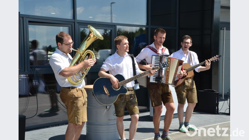 Die Musikgruppe &quot;Rundumadum&quot; aus Fensterbach unterhält die Gäste beim &quot;Tag der offenen Tür&quot;. dob