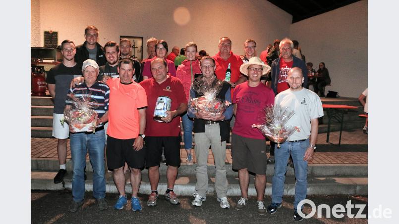 Viel Spaß hatten die Teilnehmer des Hobbyturniers der Nachwuchsabteilung der Sparte Eisstock. Organisator Andreas Streim (mittlere Reihe links) gratulierte den Mannschaften und freute sich mit der Siegermannschaft (vorne, ab Zweiter von links) Horst Straub, Karl Wittmann, Christian Mitterbauer und Manfred Maier über eine gelungene Veranstaltung. bsc