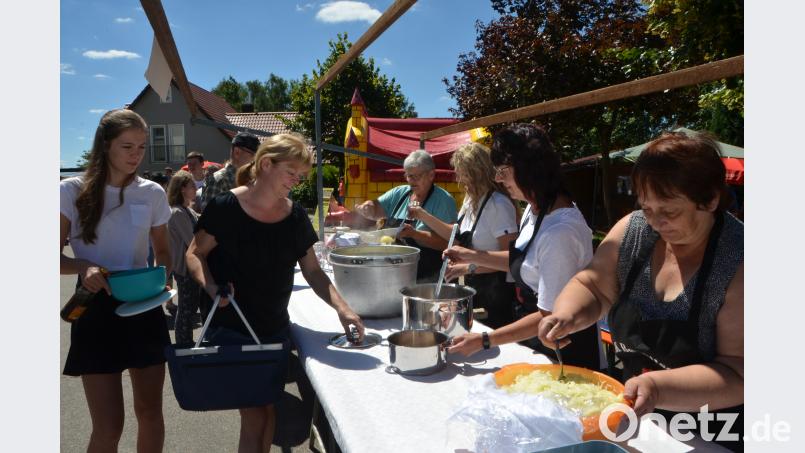 Besucher holen das Mittagessen auch gerne nach Hause und bringen dafür Töpfe und Schalen mit. dob
