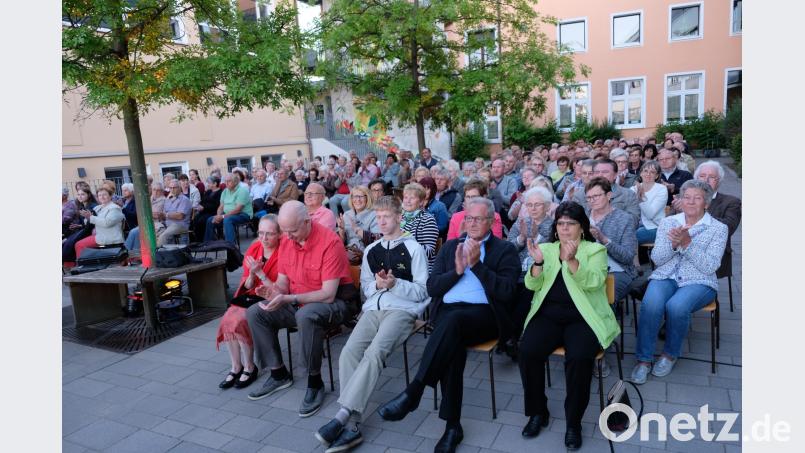 Eine dankbare Hörerschaft, unter ihnen Kreischorleiter Richard Waldmann, Stadtpfarrer Thomas Jeschner und dritter Bürgermeister Klaus Lehl, begleitet die Lied- und Musikbeiträge mit viel Beifall. Der Innenhof der Markus-Gottwalt-Schule erweist sich für die Serenade als Sommernachtstraum. do