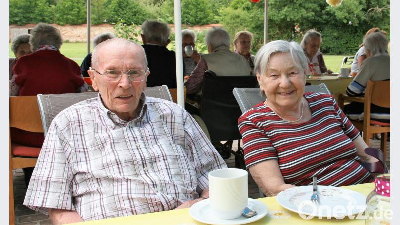 Nette Gespräche in geselliger Runde: Den Senioren gefiel es beim Sommerfest. exb