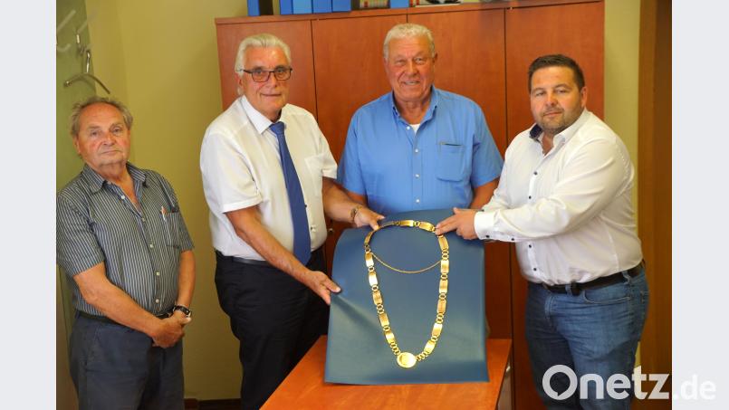 Die Fraktionssprecher Erich Hader (SPD), Josef Hecht (CSU, zudem amtierender Bürgermeister), Eberhard Besold (Freie Wähler) und Kämmerer Thomas Kaufmann (von links) präsentieren die von Gabriele Sieber gespendete Amtskette des Rathauschefs. bkr