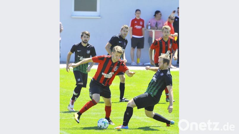 Erdinger Meistercup 2018 beim TUS Rosenberg

Saison: 2018/19

Szene aus dem Vorrundenspiel der Gruppe A:  SSV Paulsdorf (Mitte) gegen den SV Thenried (0:2)

Bild: Ziegler Ziegler