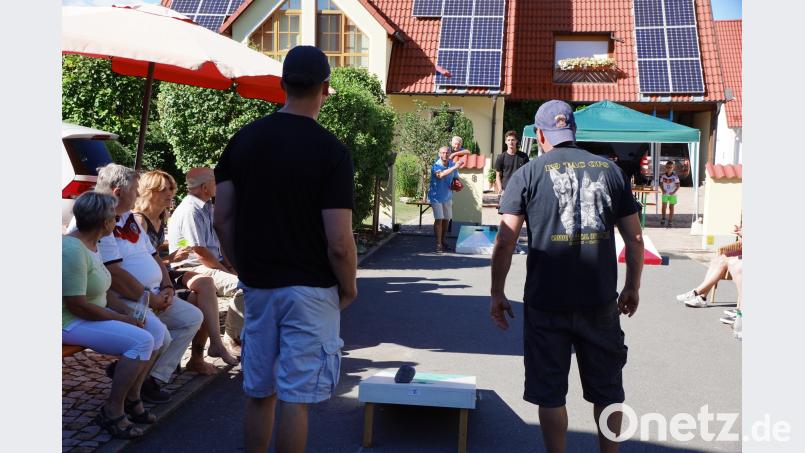Nur knapp verfehlt dieses Maissäckchen das Ziel. bkr