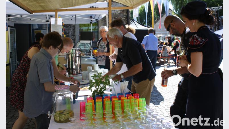 Viel beschäftigt waren die Ehrenamtlichen an der CeBB-Schmierkuchen- und Getränketheke. eib