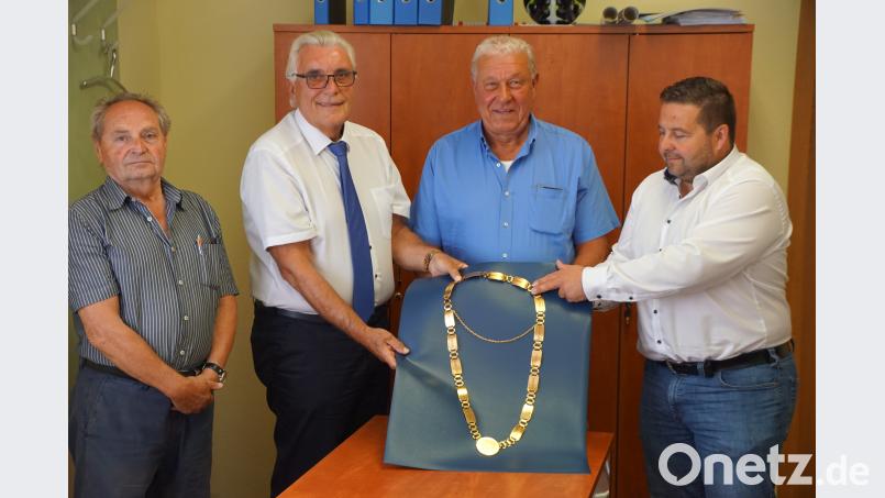 Die Fraktionssprecher Erich Hader (SPD), Josef Hecht (CSU, zudem amtierender Bürgermeister) und Eberhard Besold (Freie Wähler) sowie Kämmerer Thomas Kaufmann (von links) präsentieren die von Gabriele Sieber gespendete Amtskette des Rathauschefs. bkr