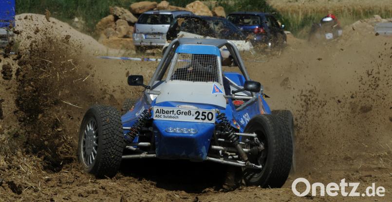 Viel Staub wirbeln die „Selberg`stricktn“ beim ASC-Cross-Slalom auf, aber die oft futuristischen Eigenbauten sind auch schnell. GF