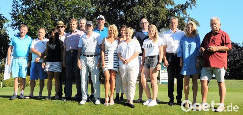 Die Gewinner der Brutto- und Nettowertungen bei der DVAG-Trophy in Schmidmühlen. Es gratulierten Präsident Harald Thies (links), Spielführer Reinhold Scharl, Anne und Christian Müller (von rechts). bö