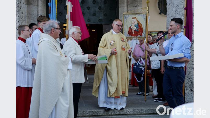 Beim Kirchplatz-Treff nach dem Festgottesdienst nimmt Pfarrvikar Andreas Reber zahlreiche Glückwünsche entgegen. Kunz