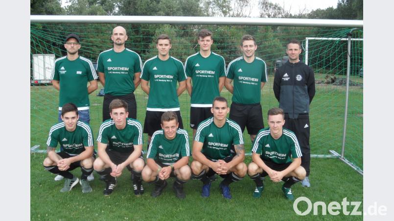 Die Neuzugänge des FC Wernberg mit den Verantwortlichen: (hinten von links) Manuel Winkler (Trainer FC II), Max Kurzwart, Andreas Lang, Bastian Hübner, Matthias Dietl, Trainer Christian Most, (vorne von links) Sebastian Zahner, Michael Schlosser, Stefan Kehr, Lukas Preißer und Sebastian Preißer. Es fehlen Moritz Wich und Simon Eisenbeiß. she