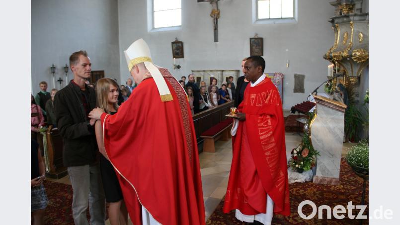 Pfarrer Franklin Mboma (rechts) unterstützte zusammen mit Maximilian Roeb (nicht auf dem Bild) den Weihbischof bei der Einzelfirmung. wro