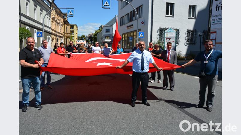 Die Vielfalt der türkischen Kultur war beim Festumzug zu bestaunen. Herrliche Trachten und Gewänder, eben Lebensfreude pur des türkischen Volkes. jr