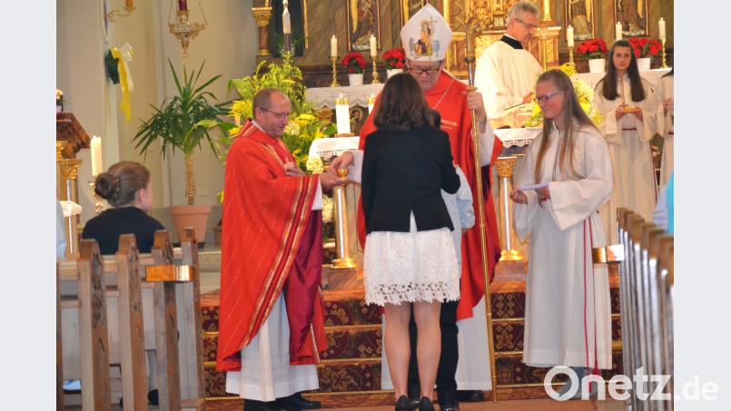 Thomas Thiermann und Weihbischof Dr. Josef Grad segnen die Kinder und ihre Paten. plym