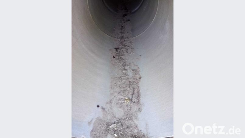 Im Tunnelsystem des Spielplatzes an der Kreuzkirche hat eine aufmerksame Eschenbacherin Glassplitter entdeckt. Hermann, Walther [RN] (ESB01@t-online.de)