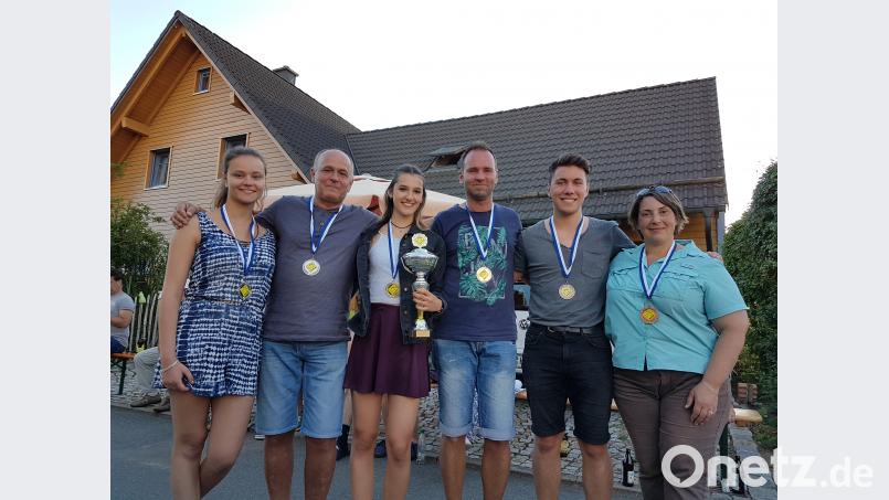 Jenny Dachser und Bernd Gosslau, Lia Ziegler und Johannes Kraus sowie  Amy Beldiman und Manuela Knie (von links) sind dieses Mal die Sieger. bkr