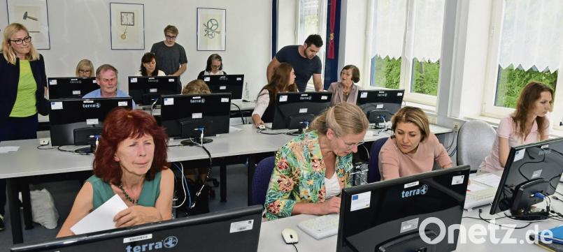 Multiplikatoren, Lehrer und Aktive der Umweltbildung erhalten von Ulrike Zimmermann, Bildungskoordinatorin an der VHS Amberg-Sulzbach (hinten links), eine Einweisung in die digitale Lernplattform „In-Life“. Petra Hartl