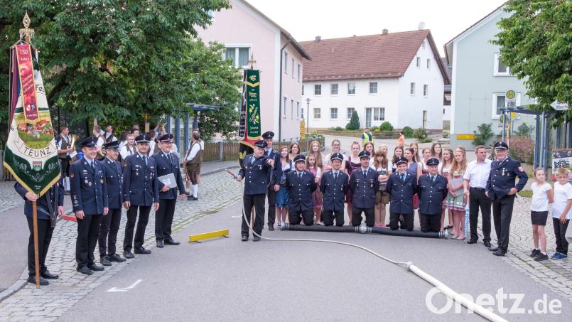 Am Dorfplatz Teunz kniend wartet der Festausschuss der Zeinrieder Wehr zusammen mit Schirmherrn Bürgermeister Norbert Eckl und den Festdamen darauf, dass die Mannschaft ihre Aufgabe erfüllt. Andreas Lobinger Bildmitte bereitet seinen Löschaufbau vor, während die „Patenkinder“ von den Teunzer Feuerwehrleuten links im Bild amüsiert belächelt werden. Die Blaskapelle Teunz im Hintergrund hatte derweil „gut Kirschenessen“. tkr