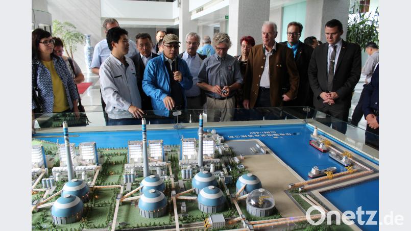 Landrat Thomas Ebeling (rechts) und eine Delegation aus dem Landkreis Schwandorf waren im Jahr 2016 in China. Am Hafen, der zu Laizhou gehört, wurde eines der weltweit größten und effizientesten Kohlekraftwerke der Welt errichtet. exb