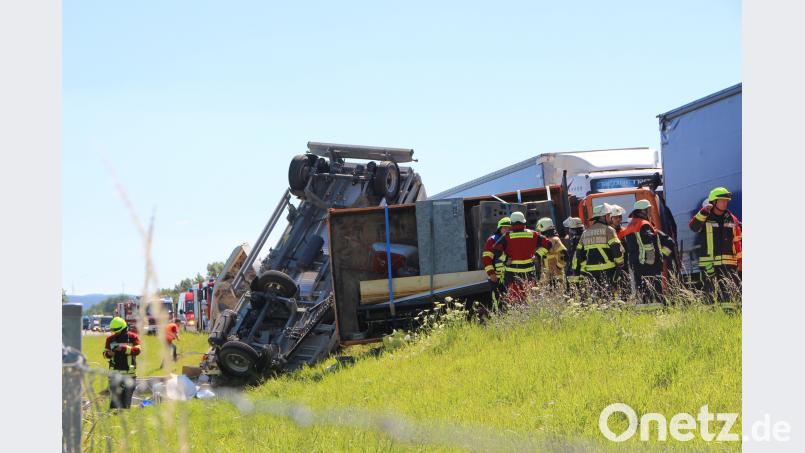 Unfall im Stau auf der A3 bei Wörth. Auer, Alexander