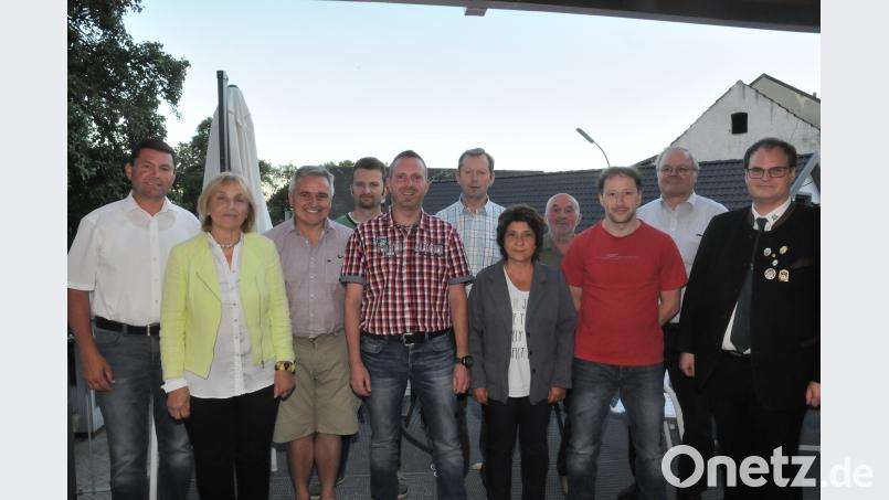 Bei der Neuwahl bestätigen die Mitglieder Annelie Stahl als Schützenmeisterin. Matthias Müller wurde zweiter Schützenmeister, neuer Kassier ist Andreas Müllner, Anneliese Hartung ist Schriftführerin, neue Sportwart ist Thomas Enslein (vordere Reihe, von links). Beisitzer sind Johannes Baier, die Kasse prüft Herbert Stahl, Josef Pflaum ist Beisitzer, weiterer Kassenprüfer ist Helmut Schreck (hintere Reihe von links). Zur Wahl gratulieren Bürgermeister Rainer Rewitzer (links) und Gauschützenmeister Stefan Brandmiller (rechts). bey