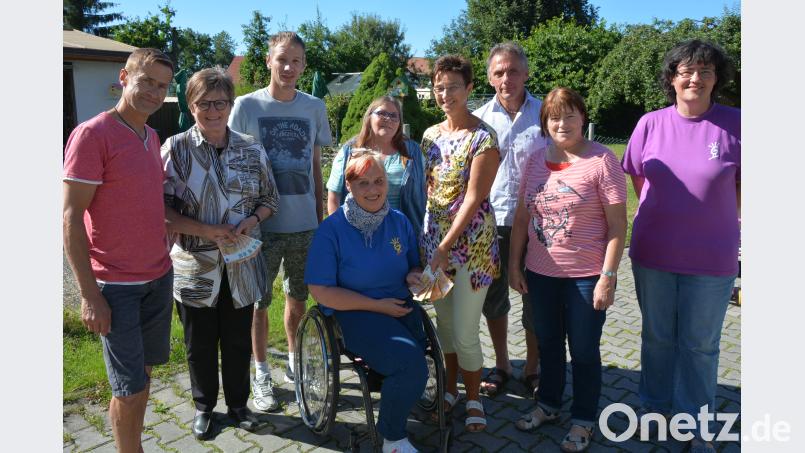 Schon zum wiederholten Mal spendete die Bauvereinsstraße den Erlös ihres Straßenfestes der Aktion Feuerkinder von Dr. Annemarie Schraml (2. von links) und der Selbsthilfegruppe Behinderte/Nichtbehinderte von Martina Sötje (sitzend). Beide Organisationen durften sich über je 250 Euro freuen. Überreicht wurden die Gelder von den Organisatoren des Straßenfestes, Volker Führlich (links), Heike Walther (4. von rechts) und Harald Süß (3. von rechts). jr