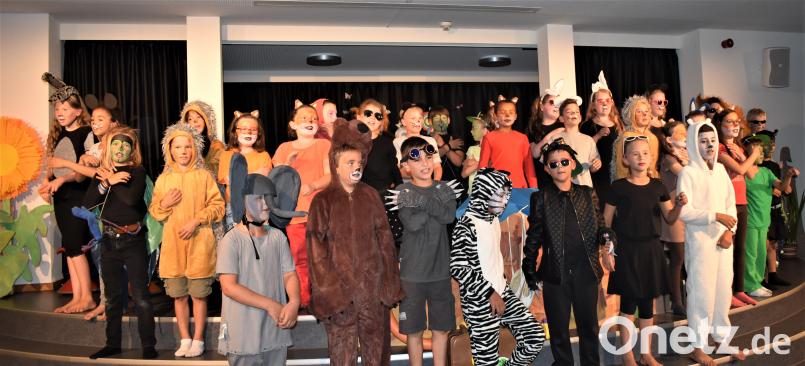 Grundschulkinder führen das Musical vom Maulwurf Frido auf. Gradl, Renate [RGR]
