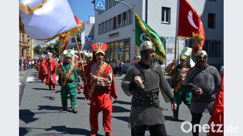 Festzugsteilnehmer in ihren bunten Kostümen und Gewändern. jr