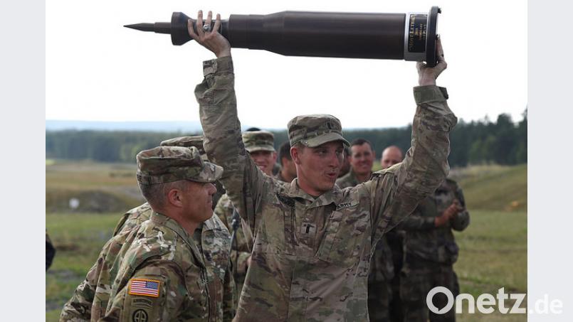 Brigadegeneral Christopher LaNeve (links), Kommandeur des  7th Army Training Command, überreicht dem  2nd Armored Brigade Combat Team, 1st Infantry Division  die Trophäe bei der Strong Europe Tank Challenge 2018. U.S. Army photo by Markus Rauchenberger