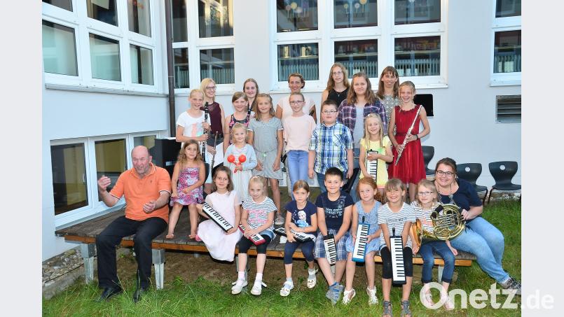 Eine bunt gemischte Truppe unter Leitung von Hermann Mack (links) erfreut im Atrium des Schulgebäudes die Zuhörer. fjo